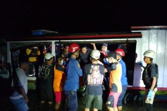 Proses evakuasi korban pesta panen yang tersambar petir. Sumber: Tribunnews.com.