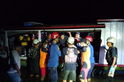 Proses evakuasi korban pesta panen yang tersambar petir. Sumber: Tribunnews.com.