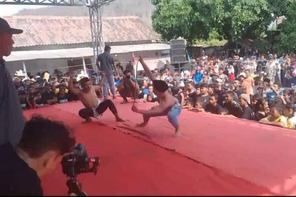 Dua peserta ojung saling berjaga dan bertahan agar tidak tercambuk rotan. Sumber : Alfarizi/panitia Ojung