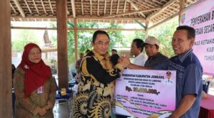 Pj Bupati Jombang Teguh Narutomo menyerahkan bantuan beras CPPD kepada penerima manfaat di balai Desa Sumberaji, Kecamatan Kabuh, Kabupaten Jombang. Sumber : desakita.co