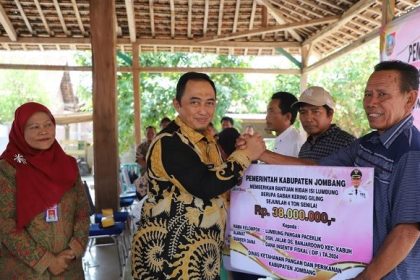 Pj Bupati Jombang Teguh Narutomo menyerahkan bantuan beras CPPD kepada penerima manfaat di balai Desa Sumberaji, Kecamatan Kabuh, Kabupaten Jombang. Sumber : desakita.co