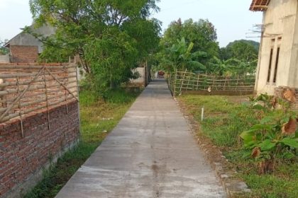 Pembangunan jalan desa karangsari. Sumber : toyacirebononline.com