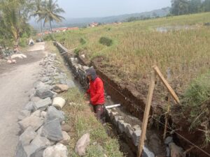 Rehabilitasi Pelengkap Jalan di Desa Negarayu. Sumber : indonesianpolicenews.id