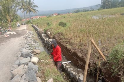 Rehabilitasi Pelengkap Jalan di Desa Negarayu. Sumber : indonesianpolicenews.id