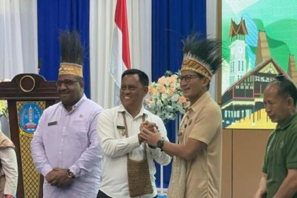 Menparekraf RI Sandiaga Salahuddin Uno bersalaman dengan Penjabat Bupati Jayapura Semuel Siriwa didampingi Penjabat Sekda Papua Yohanes Walilo usai menandatangani prasasti Kampung Rhepang Muaif sebagai desa wisata terbaik 2024. Sumber : papua.antaranews.com