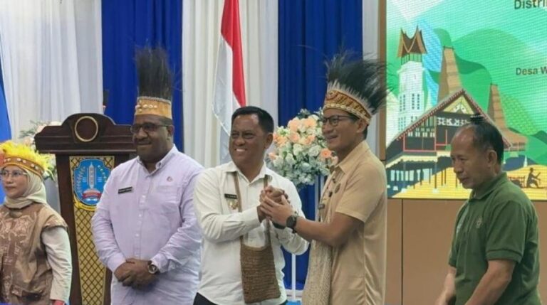 Menparekraf RI Sandiaga Salahuddin Uno bersalaman dengan Penjabat Bupati Jayapura Semuel Siriwa didampingi Penjabat Sekda Papua Yohanes Walilo usai menandatangani prasasti Kampung Rhepang Muaif sebagai desa wisata terbaik 2024. Sumber : papua.antaranews.com