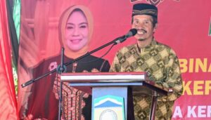 Keuchik Kueh memberi sambutan dalam acara Pembinaan dan Penilaian Desa Kerajinan. Sumber: posaceh.com