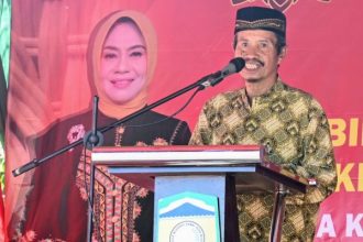Keuchik Kueh memberi sambutan dalam acara Pembinaan dan Penilaian Desa Kerajinan. Sumber: posaceh.com
