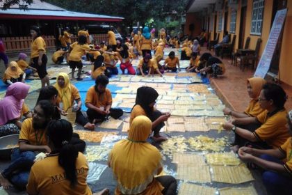 Rakyat dalam proses pelatihan pembuatan pangan kering di Malindo. Sumber Foto : Istimewa