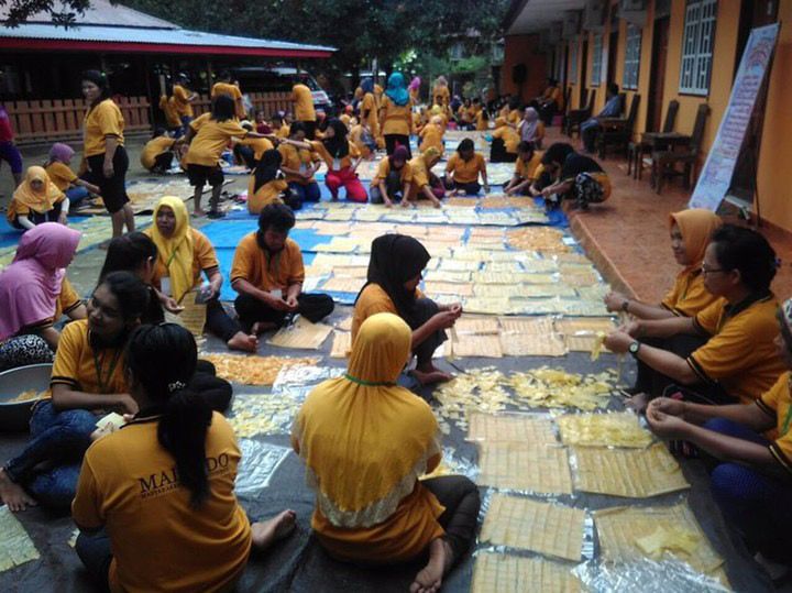 Rakyat dalam proses pelatihan pembuatan pangan kering di Malindo. Sumber Foto : Istimewa