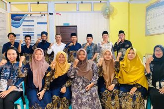 Foto Bersama Desa Beru saat lolos 3 besar Desa Gemilang Informasi Publik (DGIP). Sumber foto : ObrolMerah