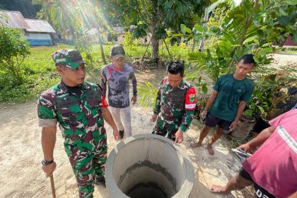Komandan Kodim 1805/Raja Ampat, Letkol Czi Tri Wibowo Angga Astono, didampingi oleh Pasiter Kodim 1805/Raja Ampat serta Babinsa Kampung Saporkren di lokasi pelaksanaan TMMD. Sumber : analisisnews.co.id