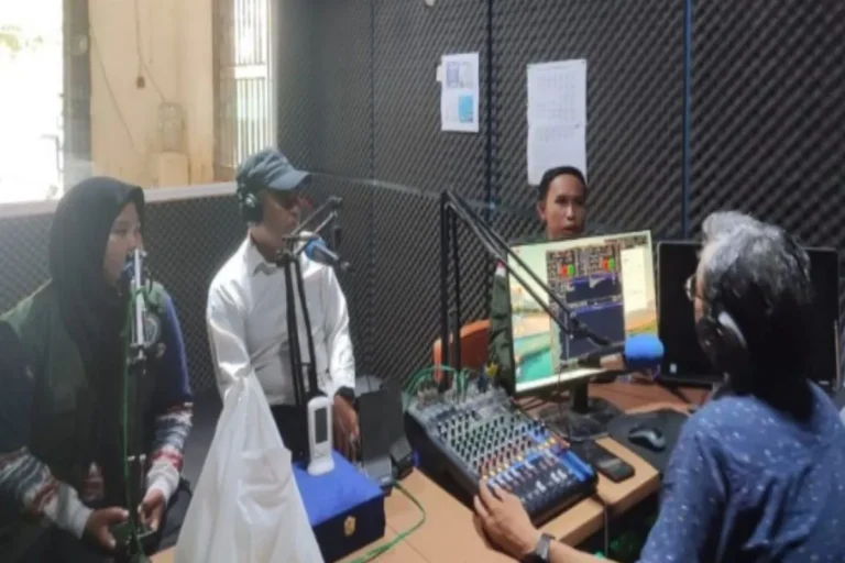 Kepala Desa Antasan Senor Ilir, Kader Digital Desa Antasan Senor Ilir dan Duta Digital Kabupaten Banjar saat talkshow Chating Manis di salah satu radio milik Diskominfo Kabupaten Banjar, di Martapura.