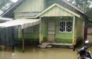 Kondisi rumah warga yang terendam banjir. Sumber: Kalbar.antaranews.com