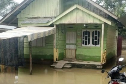 Kondisi rumah warga yang terendam banjir. Sumber: Kalbar.antaranews.com