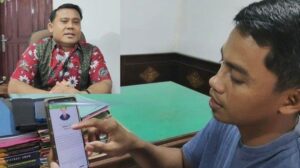 Kades Sidomulyo, Rahmad dan Perangkat Desa Sidomulyo ketika menunjukan akses aplikasi Digides. Sumber: tribunnews.com