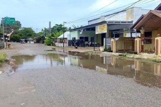 Kondisi jalan desa yang berlubang digenangi air saat hujan turun. Sumber:gorontalo.tribunnews.com.