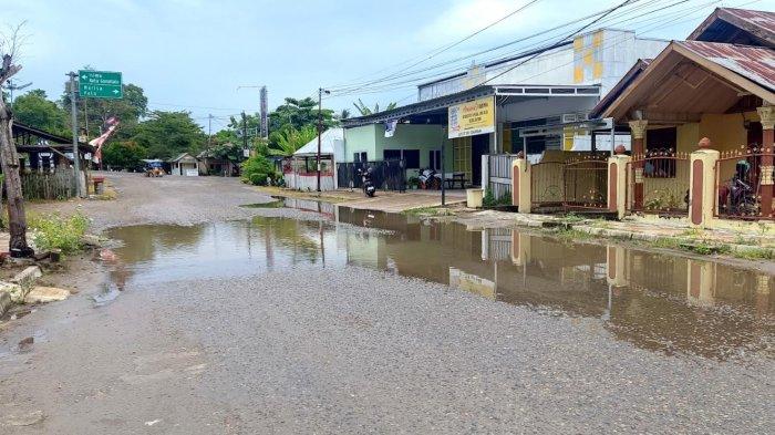 Kondisi jalan desa yang berlubang digenangi air saat hujan turun. Sumber:gorontalo.tribunnews.com.