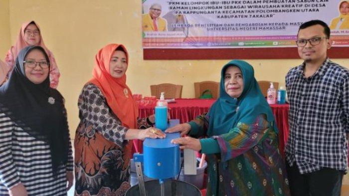 Penyerahan sertifikat pelatihan pembuatan sabun. Sumber: makassar.tribunnews.com.