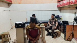 Pemeriksaan Kades Sugiwaras, Warsito oleh Gakkumdu Bawaslu Polman. Sumber: sulbar.tribunnews.com.