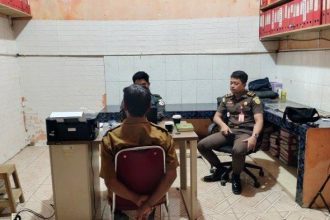 Pemeriksaan Kades Sugiwaras, Warsito oleh Gakkumdu Bawaslu Polman. Sumber: sulbar.tribunnews.com.