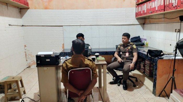 Pemeriksaan Kades Sugiwaras, Warsito oleh Gakkumdu Bawaslu Polman. Sumber: sulbar.tribunnews.com.