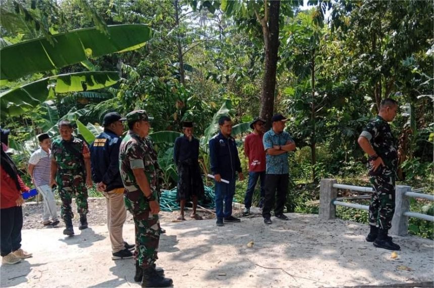 Peninjauan lokasi embung oleh Pemdes Barua dan TNI. Sumber: beritasulsel.com.