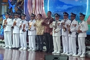 Menteri Dalam Negeri, Tito Karnavian saat menyerahkan piagam penghargaan Sumber: makassar.tribunnews.com.