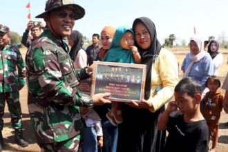 Penyerahan bantuan paket oleh TNI kepada Ibu yang anggota keluarganya terjangkit stunting. Sumber: www.sulselsatu.com.