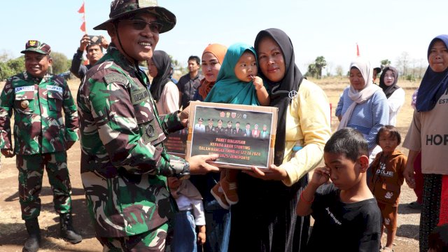 Penyerahan bantuan paket oleh TNI kepada Ibu yang anggota keluarganya terjangkit stunting. Sumber: www.sulselsatu.com.