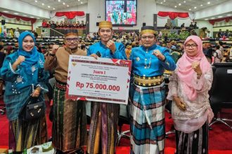 Penyerahan uang pembinaan oleh Pj Bupati Banteng kepada Kades Kaloling. Sumber: beritasulsel.com.