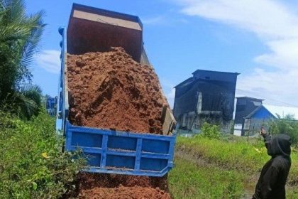 Perbaikan jalan di Desa Salupangkang IV. Sumber: sulbar.tribunnews.com.