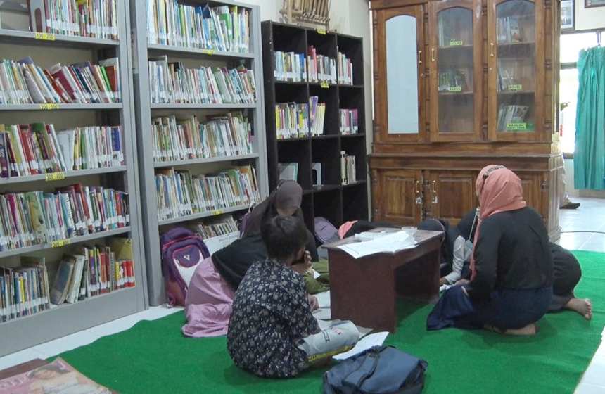 Kegiatan membaca di taman baca Desa Kapota Utara. Sumber: Pemda Jateng.