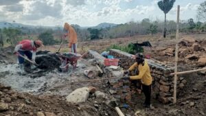 Proses pembangunan plat duiker oleh warga dan TNI di Desa Tuju. Sumber: sulselsatu.com.