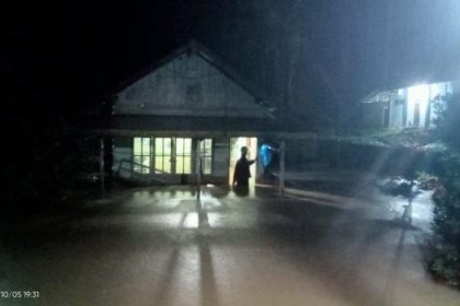 Kondisi rumah yang terendam Banjir. Sumber: tribunbengkulu.com