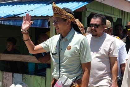 Menparekraf Sandiaga Uno saat berkunjung ke Desa Wisata Lelangki. Sumber: megapolitan.antaranews.com.
