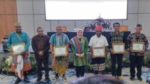 Sekretaris Direktorat Jenderal Bina Pemerintahan Desa Kementerian Dalam Negeri Dr Paudah M.Si, Kepala Dinas Pemberdayaan Masyarakat dan Desa Provinsi NTT, Viktorius Manek dan peserta pose Bersama. Sumber Foto : Pos-Kupang