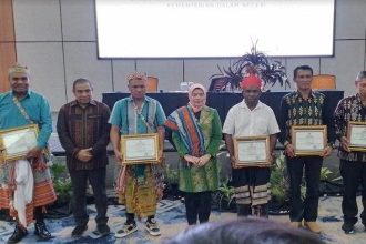Sekretaris Direktorat Jenderal Bina Pemerintahan Desa Kementerian Dalam Negeri Dr Paudah M.Si, Kepala Dinas Pemberdayaan Masyarakat dan Desa Provinsi NTT, Viktorius Manek dan peserta pose Bersama. Sumber Foto : Pos-Kupang