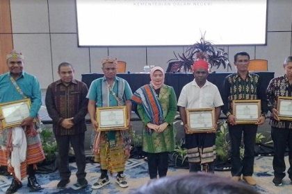 Sekretaris Direktorat Jenderal Bina Pemerintahan Desa Kementerian Dalam Negeri Dr Paudah M.Si, Kepala Dinas Pemberdayaan Masyarakat dan Desa Provinsi NTT, Viktorius Manek dan peserta pose Bersama. Sumber Foto : Pos-Kupang