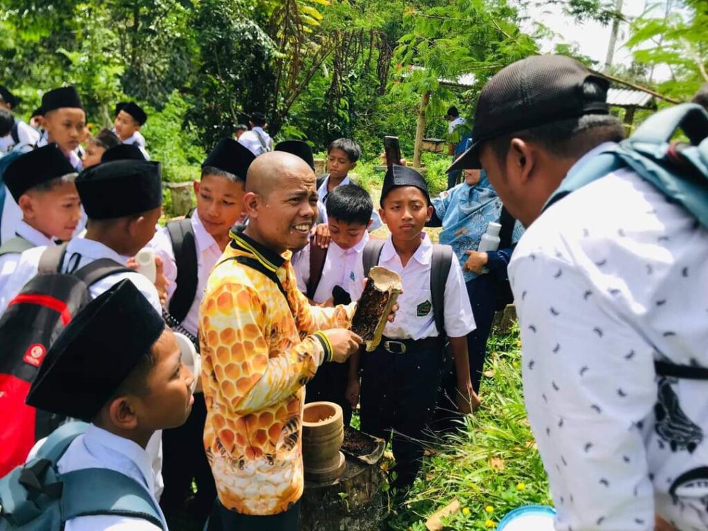 Kunjungan siswa salah satu sekolah menegah pertama ke Agrowisata Takoma, Desa Sait Buttu Saribu, Kecamatan Pematang Sidamanik, Kabupaten Simalungun. Sumber: Dokumentasi Slamet Riyadi.