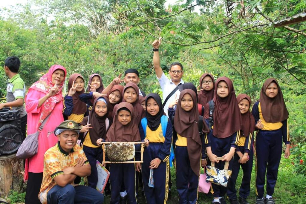 Kunjungan siswa salah satu sekolah dasar ke Agrowisata Takoma, Desa Sait Buttu Saribu, Kecamatan Pematang Sidamanik, Kabupaten Simalungun. Sumber: Dokumentasi Slamet Riyadi.