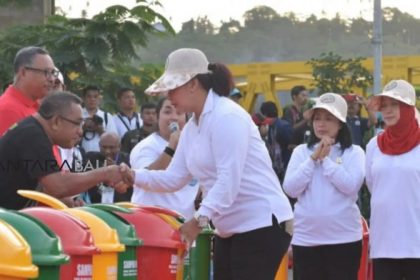 Ilustrasi penyerahan bantuan tempat sampah. Sumber : Antaranews.com