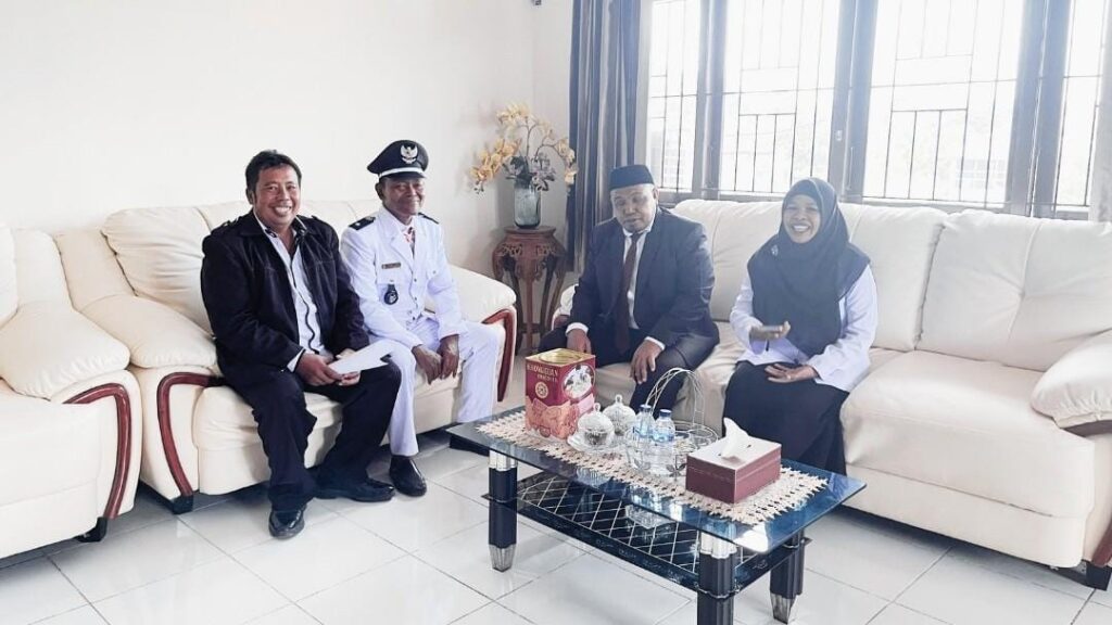 Kepala Desa Waetina, Suyitno Wibowo, bersama Kepala Kantor Wilayah Kementerian Agama Provinsi Maluku, Dr. H. Yamin, S.Ag., M.Pd.I. Sumber : kemenag.go.id