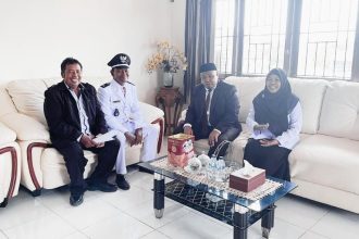 Kepala Desa Waetina, Suyitno Wibowo, bersama Kepala Kantor Wilayah Kementerian Agama Provinsi Maluku, Dr. H. Yamin, S.Ag., M.Pd.I. Sumber : kemenag.go.id