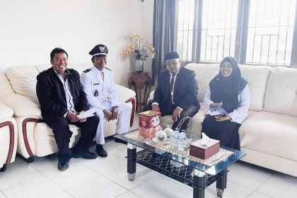 Kepala Desa Waetina, Suyitno Wibowo, bersama Kepala Kantor Wilayah Kementerian Agama Provinsi Maluku, Dr. H. Yamin, S.Ag., M.Pd.I. Sumber : kemenag.go.id