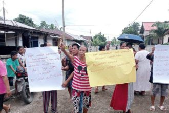 Warga Wayaloar menggelar aksi protes kebijakan Bassam Kasuba. Sumber : lensamalut.co