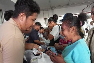 Tampak keceriaan warga saat hadir dalam Pasar Murah yang digelar Bank Mandiri. Sumber : Tribun-Papua.com
