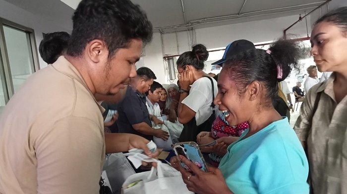 Tampak keceriaan warga saat hadir dalam Pasar Murah yang digelar Bank Mandiri. Sumber : Tribun-Papua.com