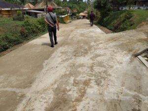 Kondisi Proyek Jalan Desa Tanjung Beringin. Sumber: sumselpost.co.id