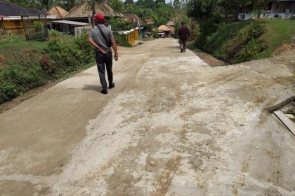 Kondisi Proyek Jalan Desa Tanjung Beringin. Sumber: sumselpost.co.id